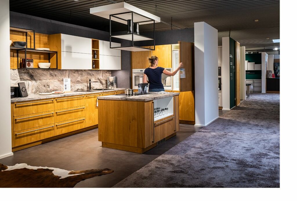 Du beziehst deine erste eigene Wohnung, hast dir den Traum vom Eigenheim erfüllt oder möchtest einfach mal ein bisschen frischen Wind in deine Küche bringen? Ganz gleich wie deine Wünsche und Vorstellungen aussehen, wenn es um Küchen oder Kücheneinrichtung geht, ist das Küchenstudio XXL KÜCHEN ASS in Dresden mit seinen erfahrenen Küchenplanern der richtige Ansprechpartner. Besuche unsere über 736 qm große Küchen Ausstellung in Dresden und entdecke Traumküchen im Landhausstil bis hin zu modernen Designküchen.