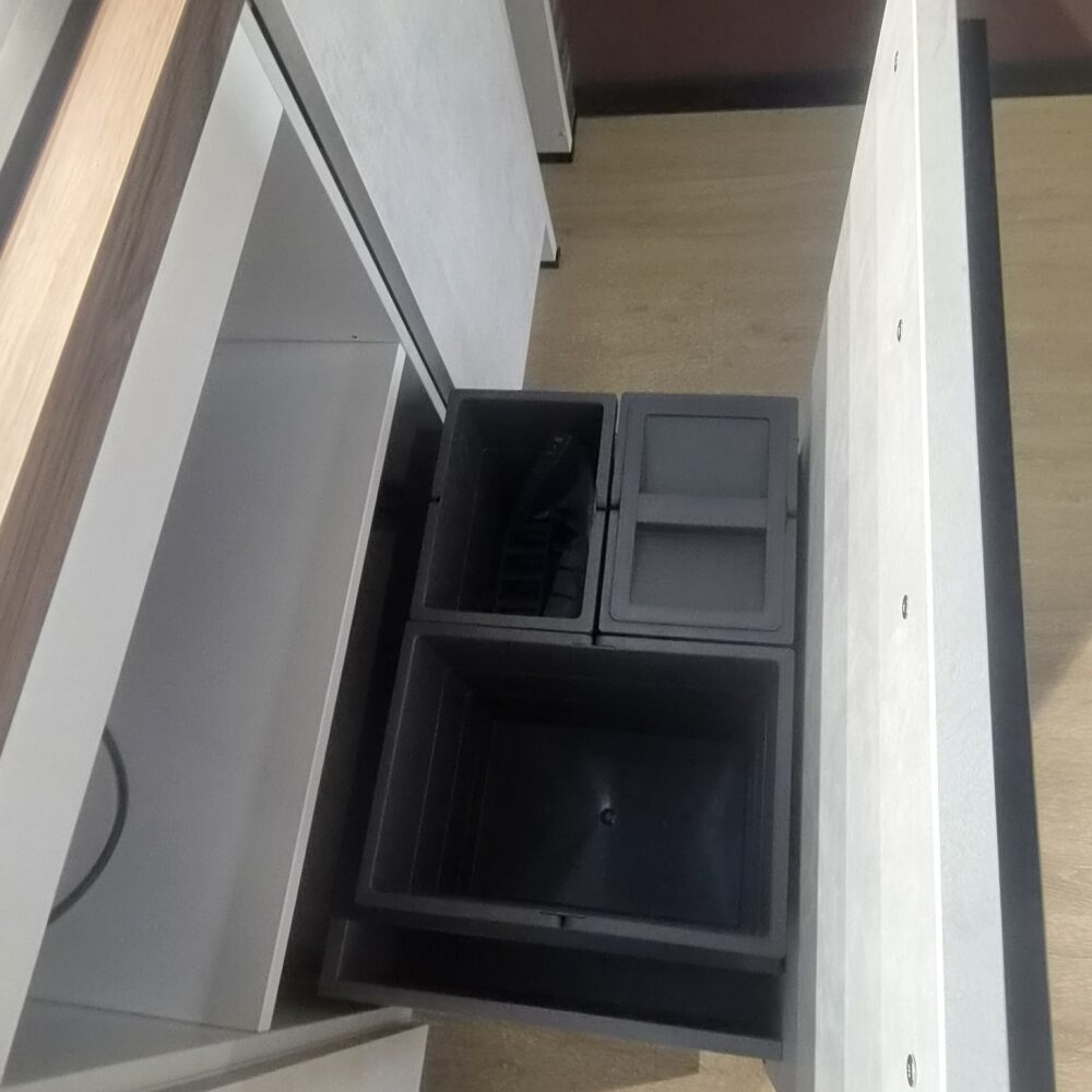 Abverkaufsküche Schüller Elba - Mülltrennsystem