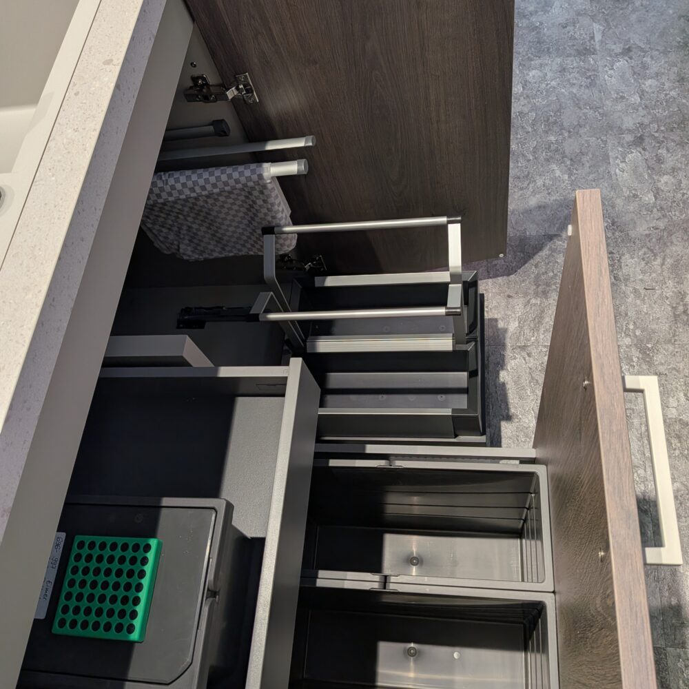 Abverkaufsküche Schüller Matera Colour - Mülltrennsystem