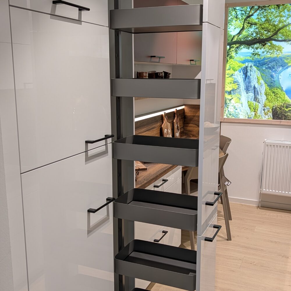 Abverkaufsküche Schüller Uni Gloss - Apothekerschrank