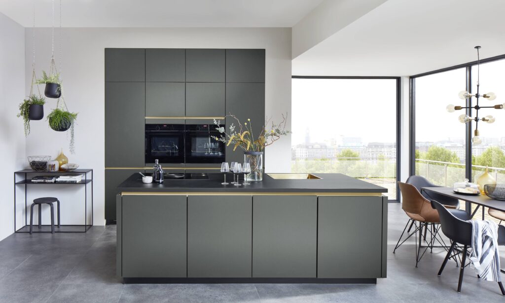 nobilia-easytouch-lacklaminat-mineralgruen-desingkueche-mit-insel