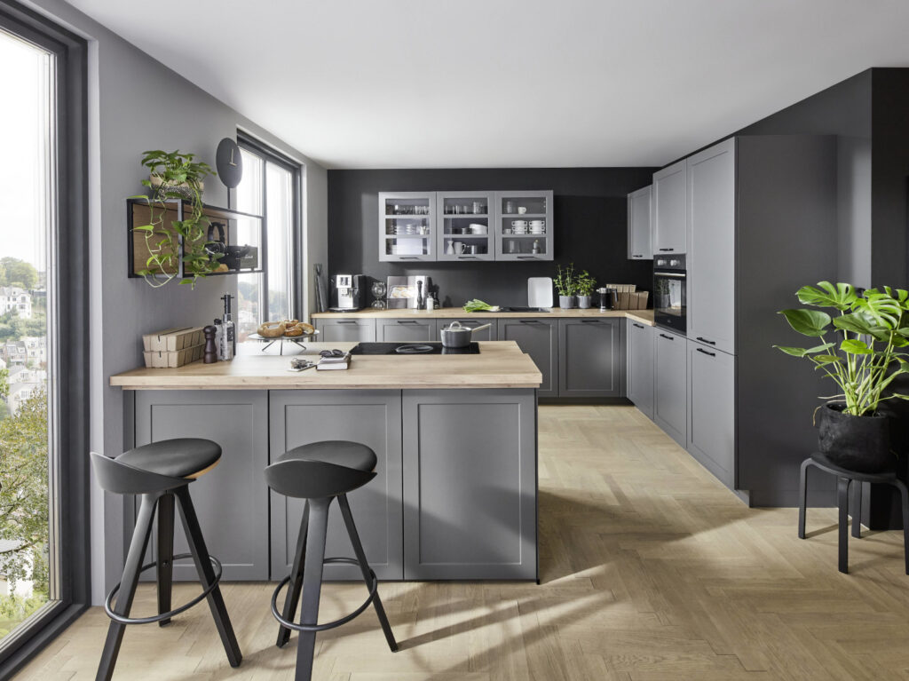 nobilia-nordic-dunkle-landhauskueche-graue-kueche-mit-holz