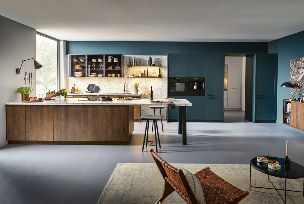 schueller-rocca-offene-kueche-wohnkueche-holz-mit-theke-barhocker